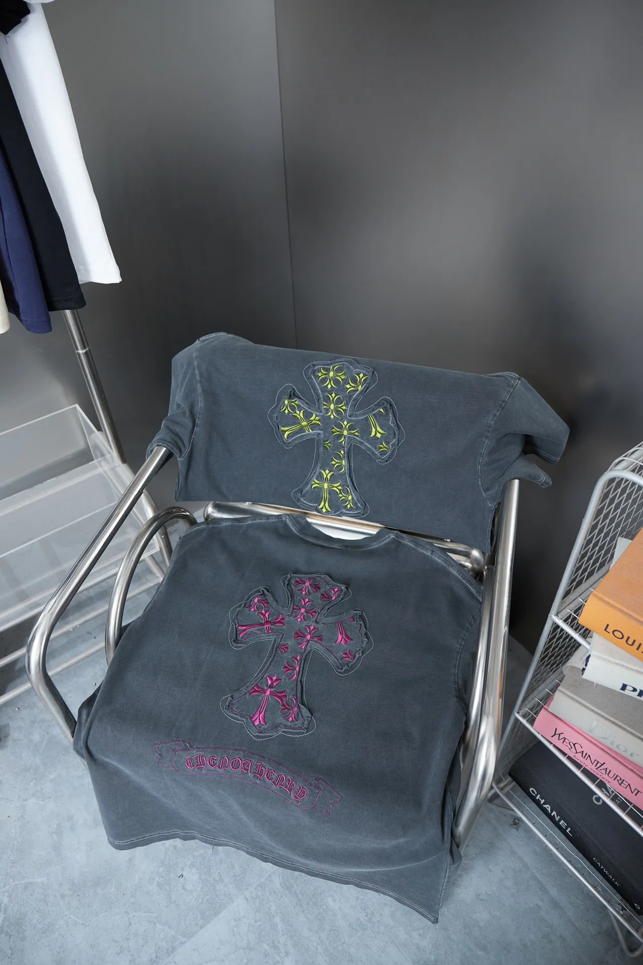 🅿️230 Ch*ome Hearte 25SS early spring new style Croix heart patch embroidered logo short sleeves Light luxury essential item for daily commuting for men and women Correct version Welcome to compare Detailed features · 320g 100% pure cotton double yarn jersey fabric · Custom dyed in the same vat with special thickened 32 count double-ply 1X1 thread · Front and back patch embroidery of Croix heart pattern · Ready-made garment dyeing Then do the faded fried snowflake process, then wash and make it look old · General washing to improve the effect · Double-needle stitching and seam-crossing process · Original main mark, washed tag, brand moisture-proof paper packaging Color: black gray red/black gray yellow Size: S/M/L/XL